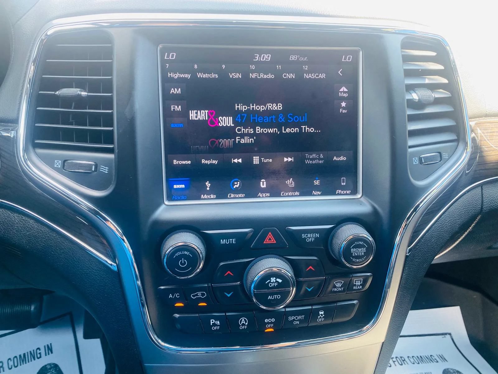 Used 2018 Jeep Grand Cherokee Overland AWD/4WD image 16