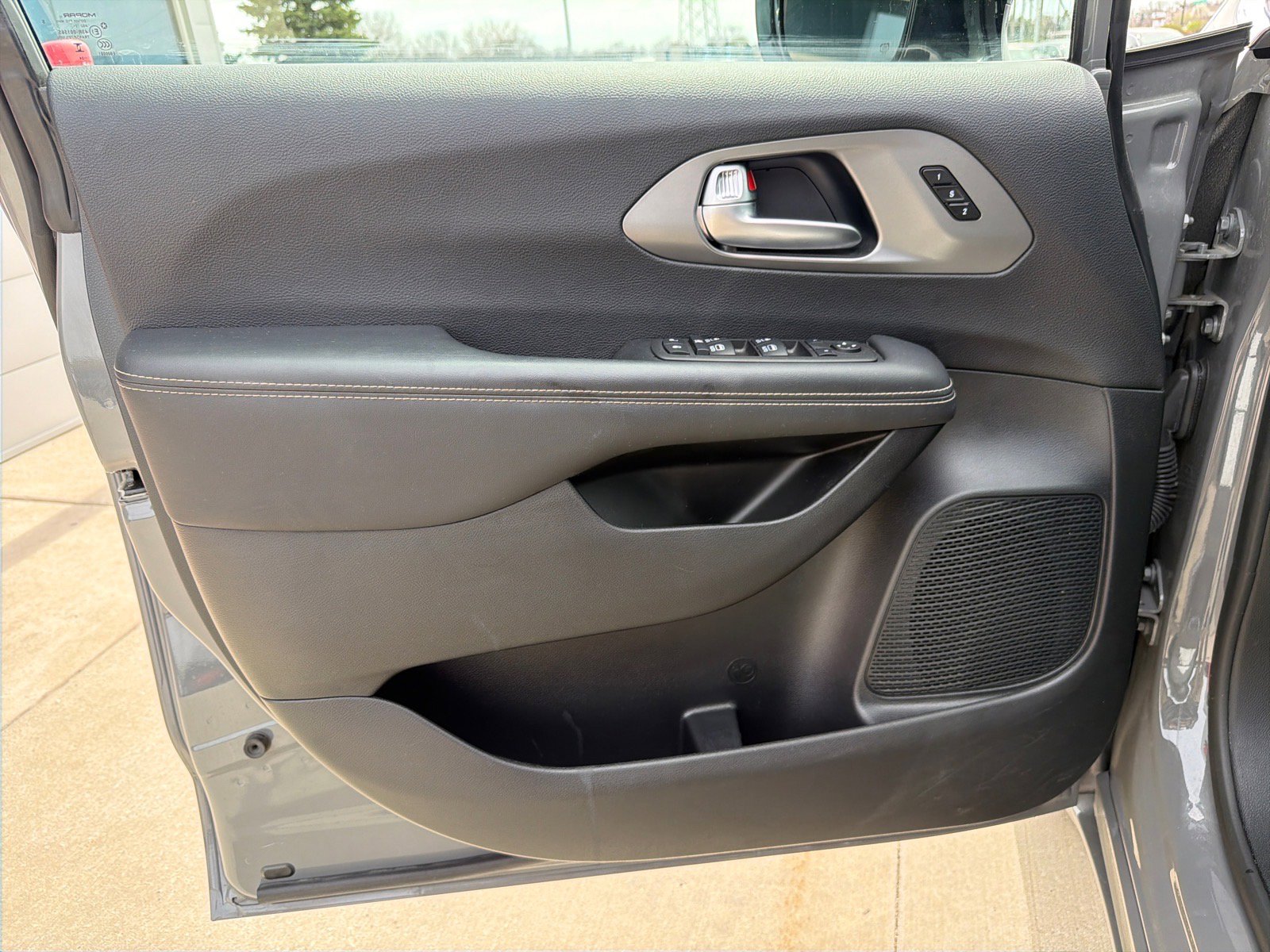 Used 2025 Chrysler Pacifica Select FWD image 10