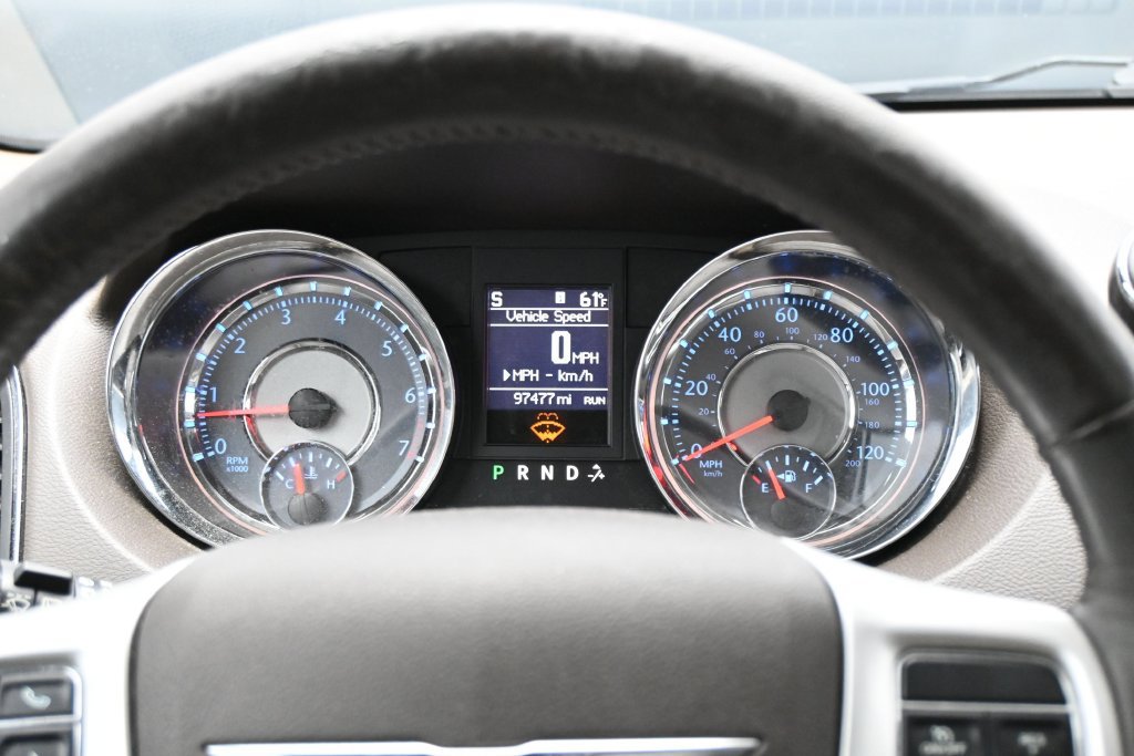 Used 2016 Chrysler Town & Country Touring-L FWD image 17
