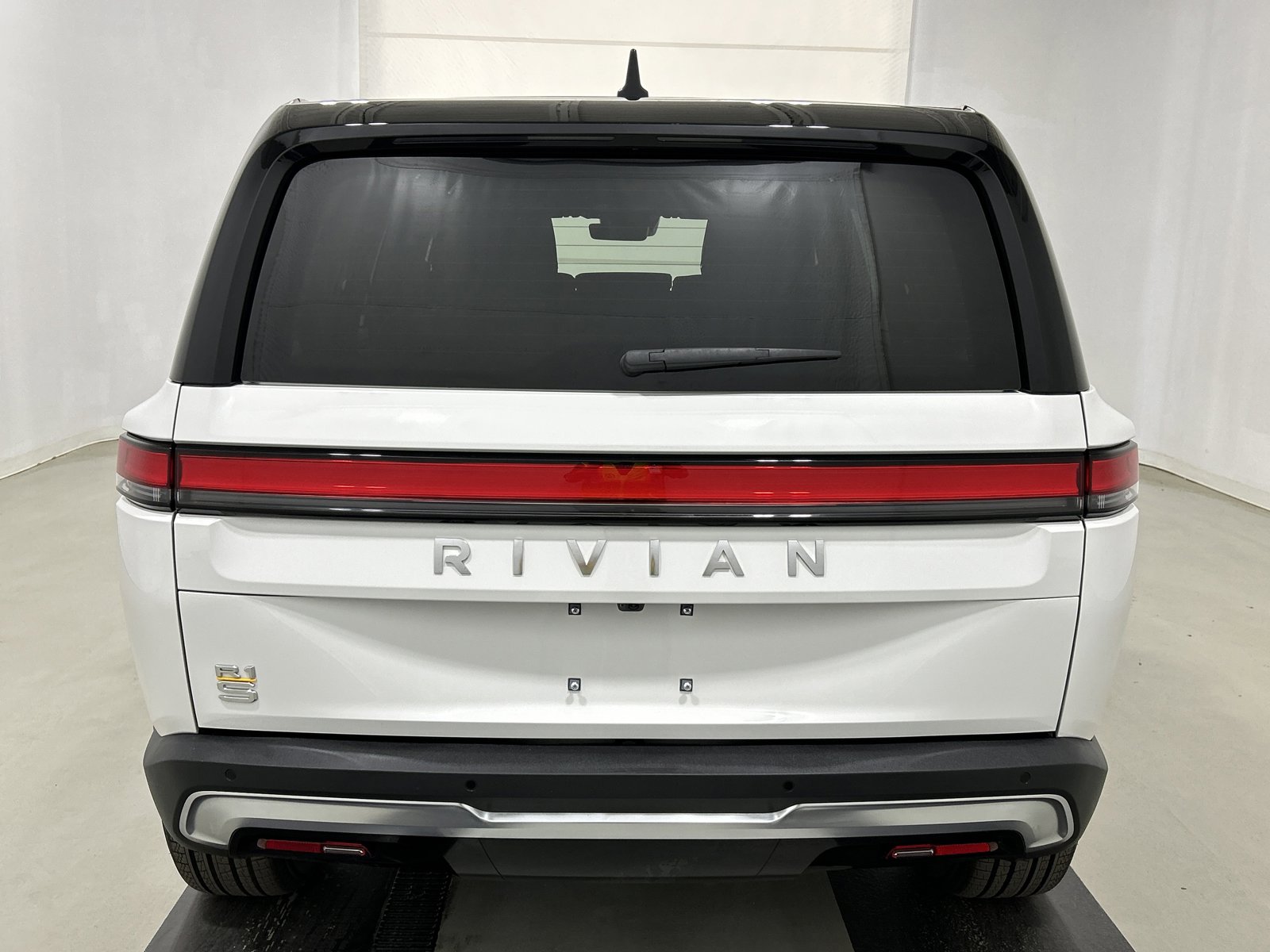 Used 2024 Rivian R1S Adventure image 4
