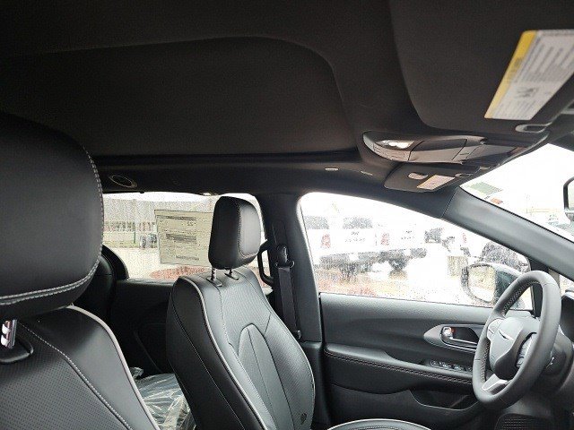 New 2026 Chrysler Pacifica Limited image 13