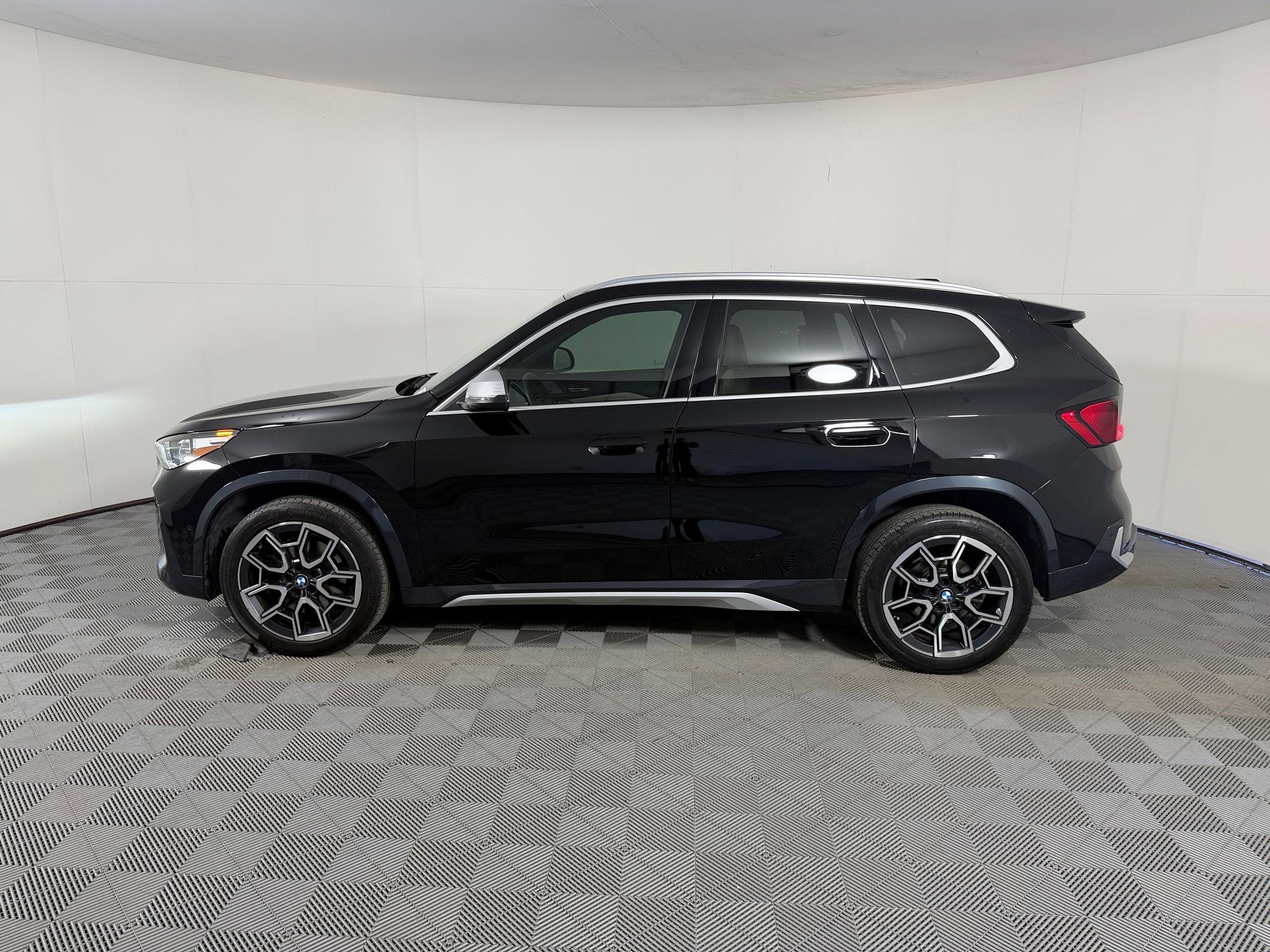 Used 2024 BMW X1 xDrive28i w/ Convenience Package AWD/4WD image 2