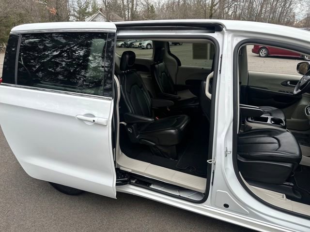 Used 2024 Chrysler Pacifica Touring-L image 16