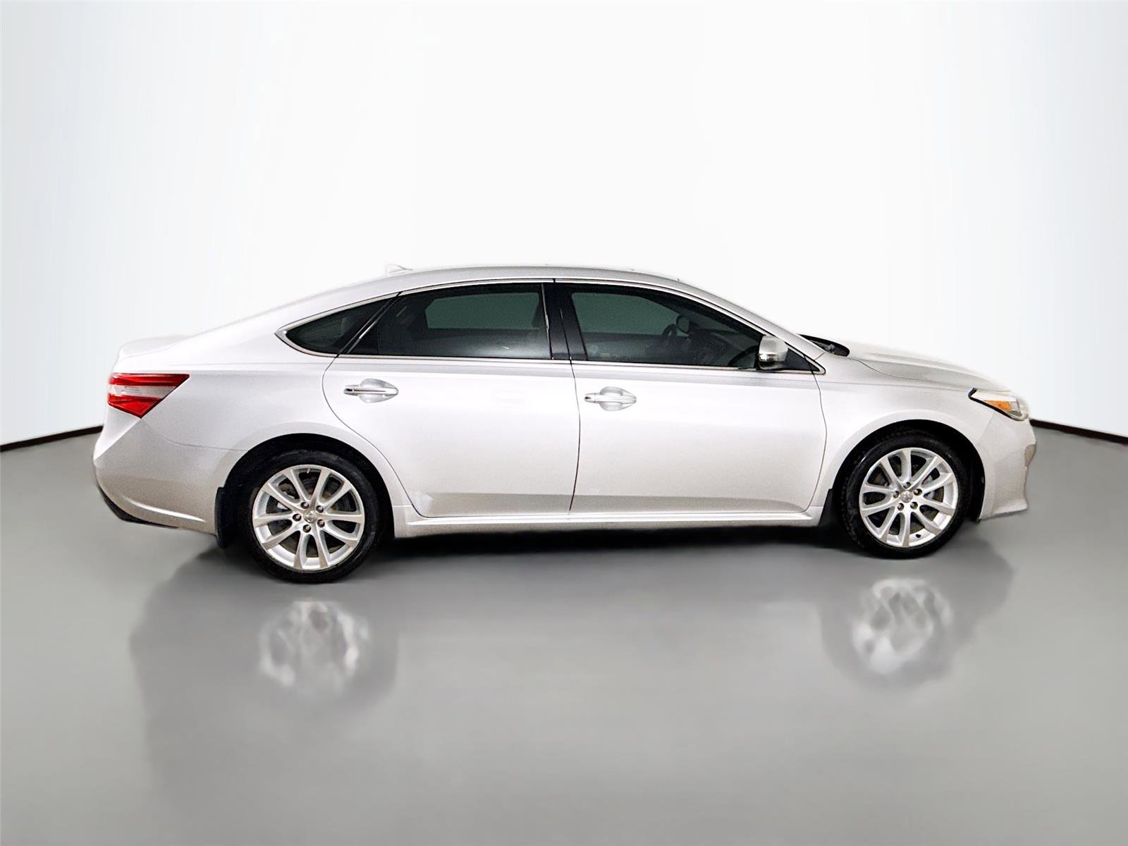 Used 2013 Toyota Avalon Limited w/ Technology Pkg FWD image 18