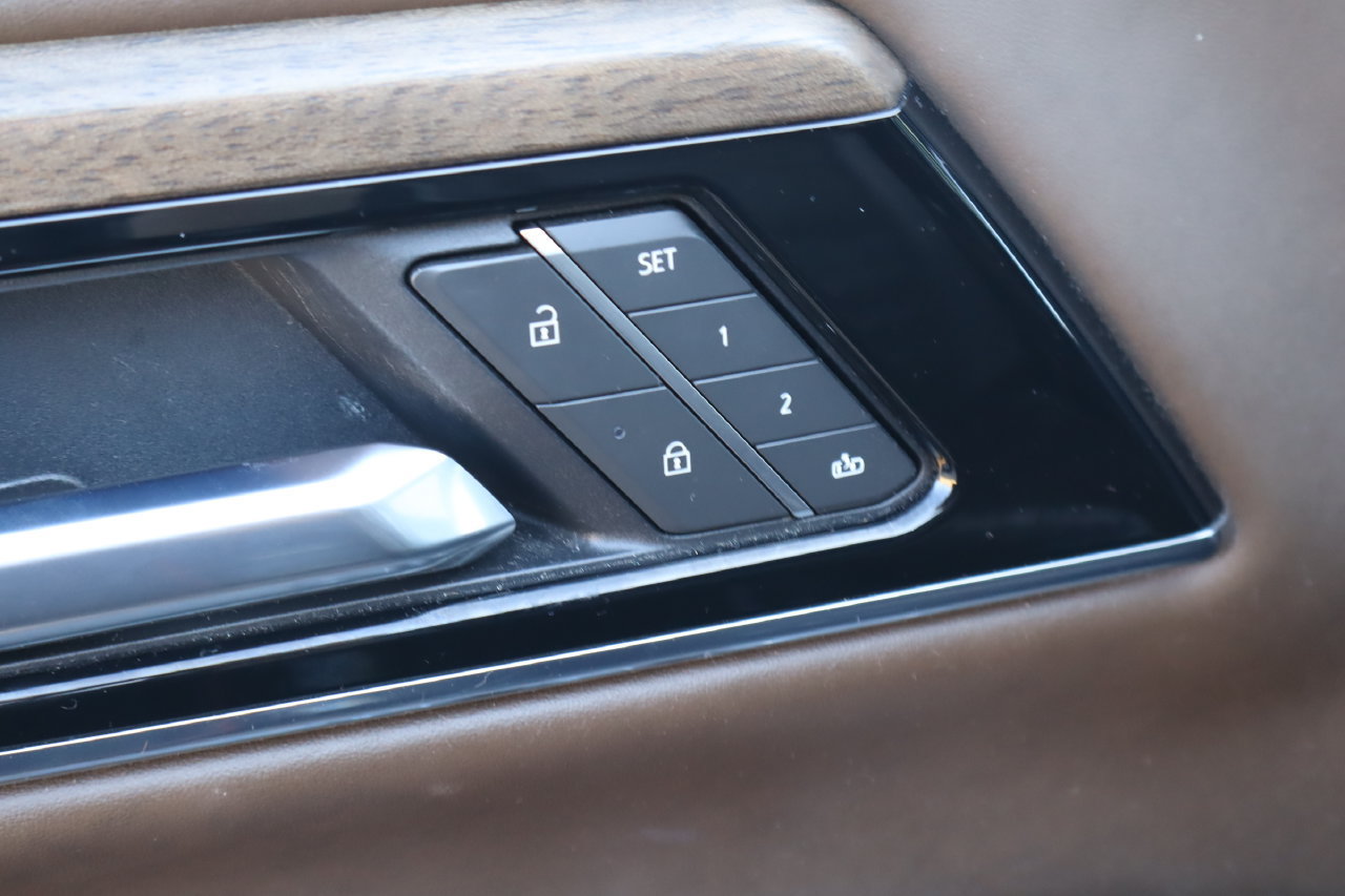 Used 2025 GMC Yukon Denali Ultimate AWD/4WD image 26