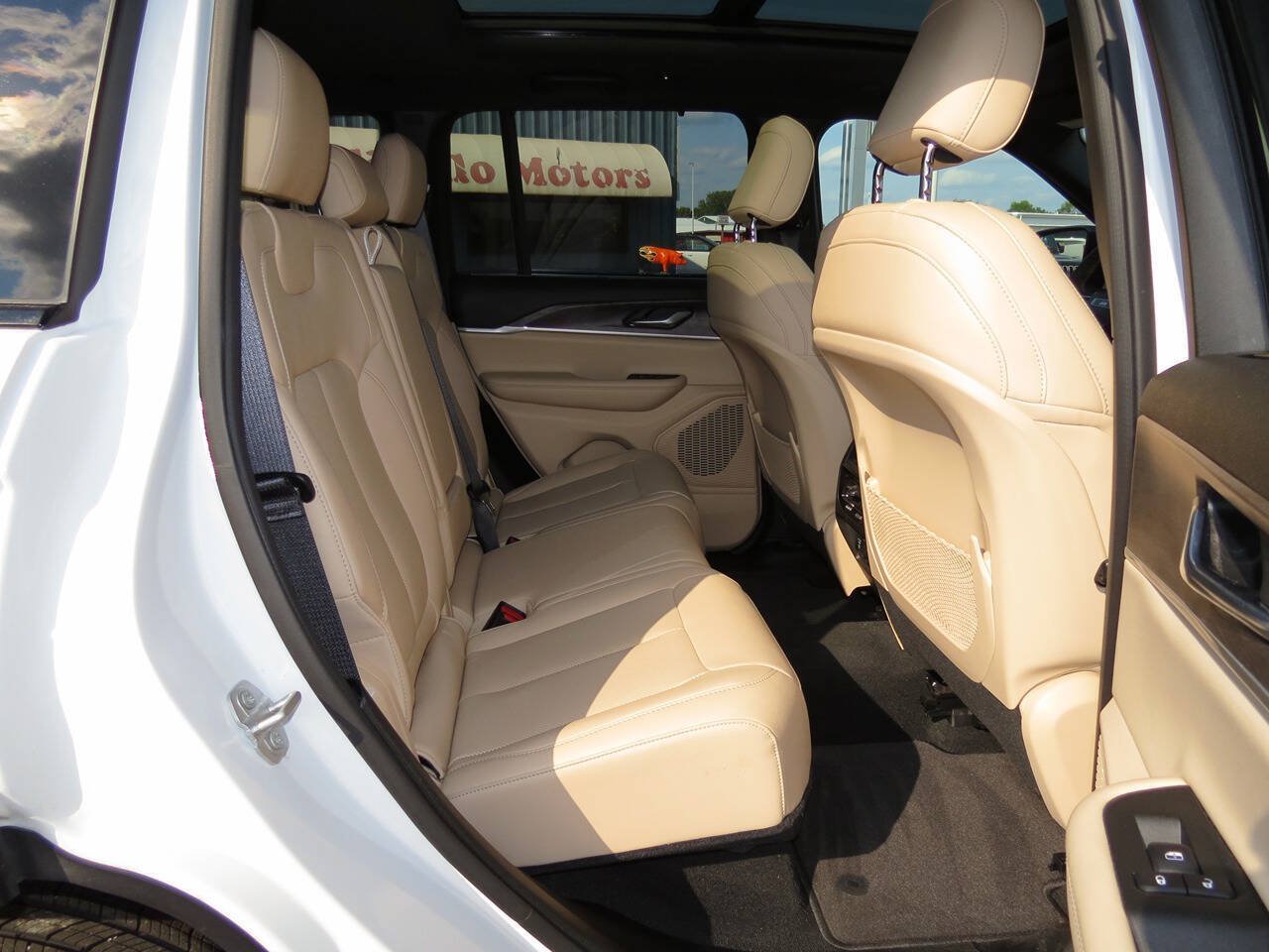 Used 2024 Jeep Grand Cherokee Limited w/ Luxury Tech Group II AWD/4WD image 19