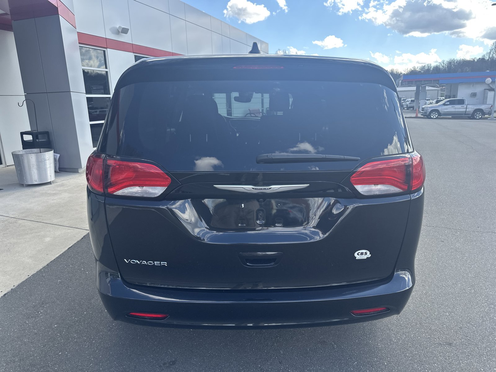 Used 2023 Chrysler Voyager LX FWD image 7