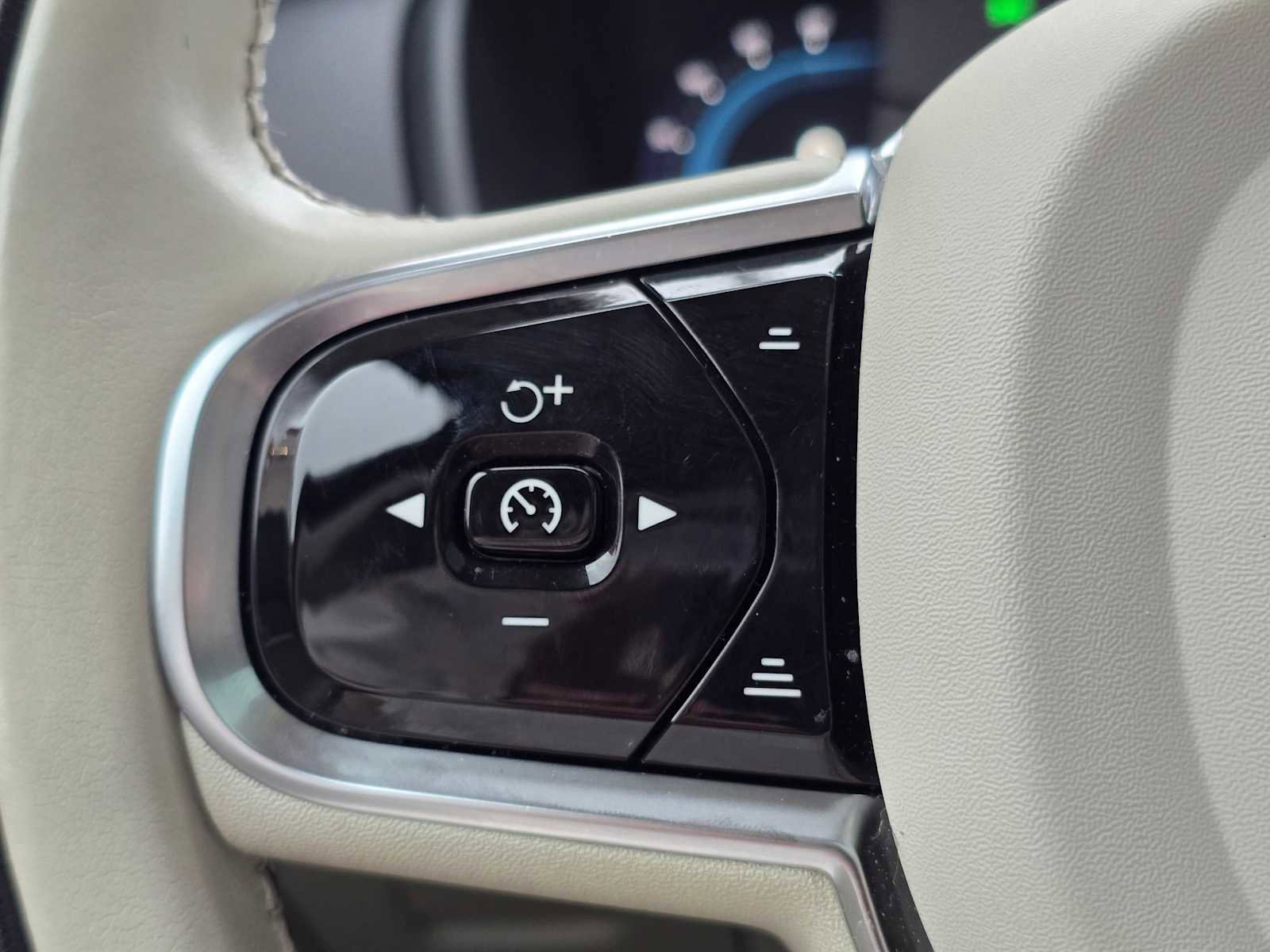 Certified 2024 Volvo XC90 T8 Plus image 33