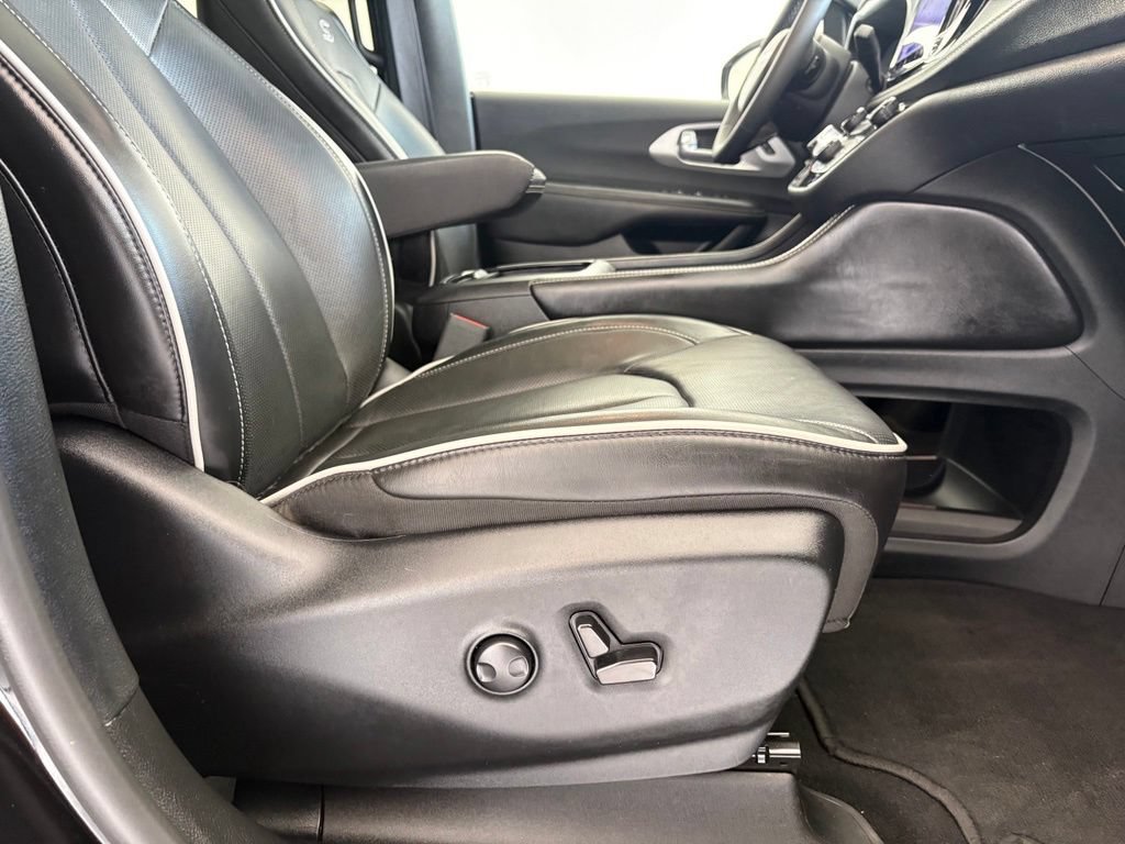 Used 2025 Chrysler Pacifica Limited FWD image 43