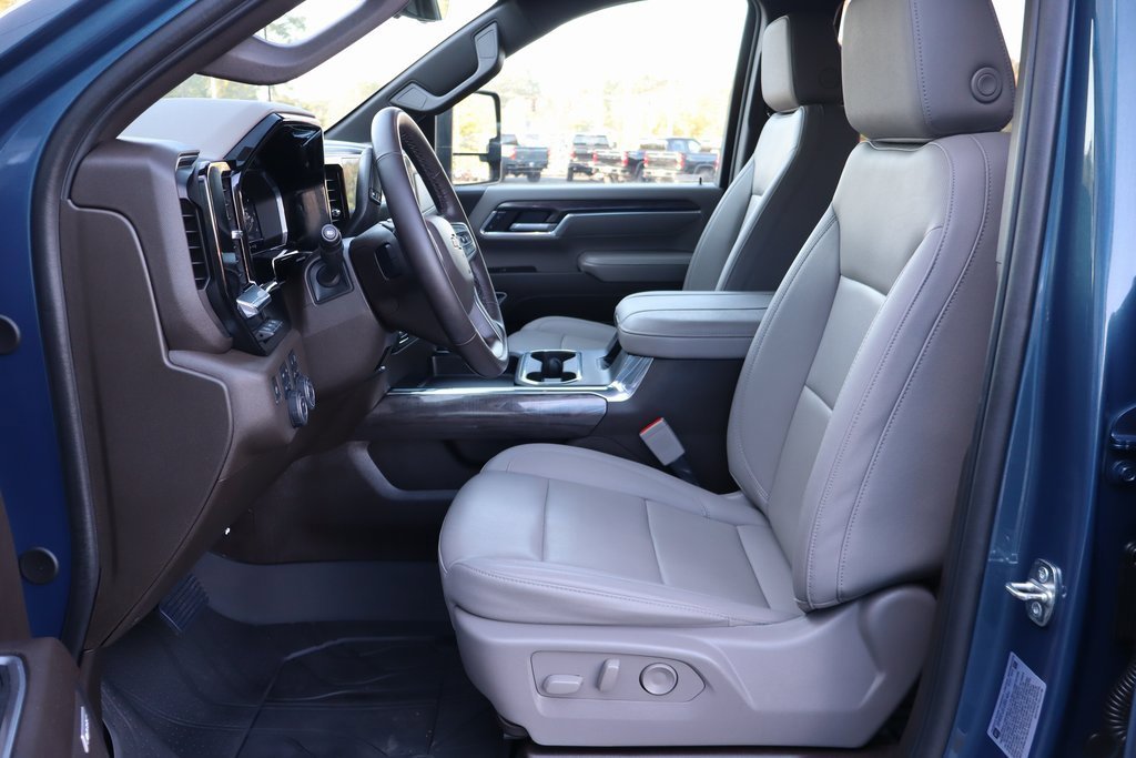 Used 2024 Chevrolet Silverado 2500 LTZ w/ LTZ Premium Package image 3