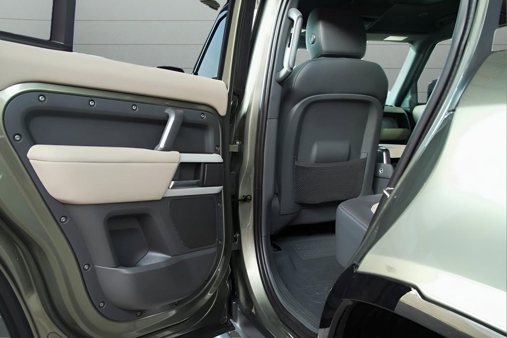 Used 2023 Land Rover Defender 110 X-Dynamic SE image 32