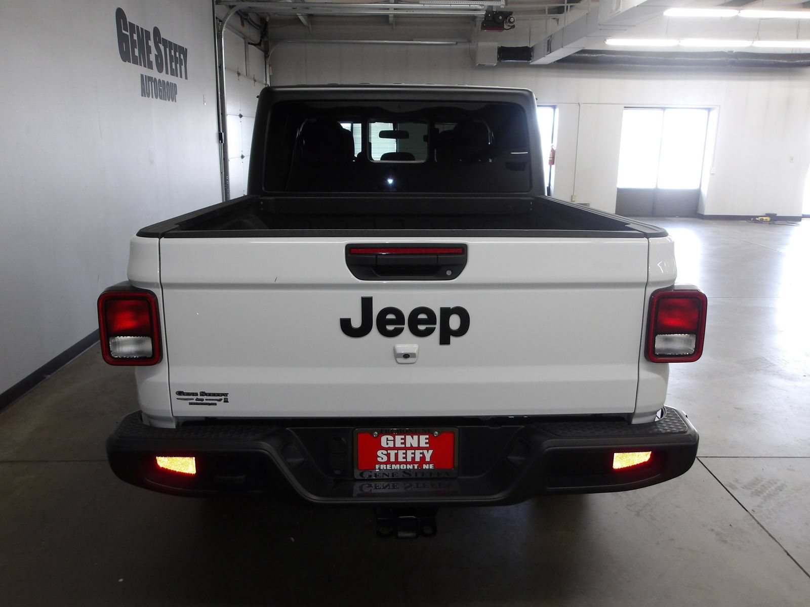 Used 2023 Jeep Gladiator Sport AWD/4WD image 7