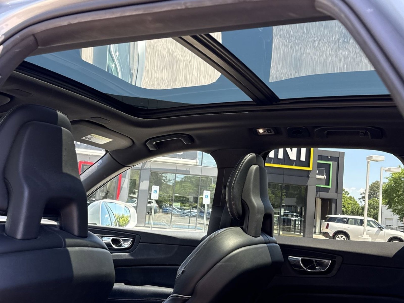 Used 2018 Volvo XC60 T6 R-Design w/ Convenience Package AWD/4WD image 22