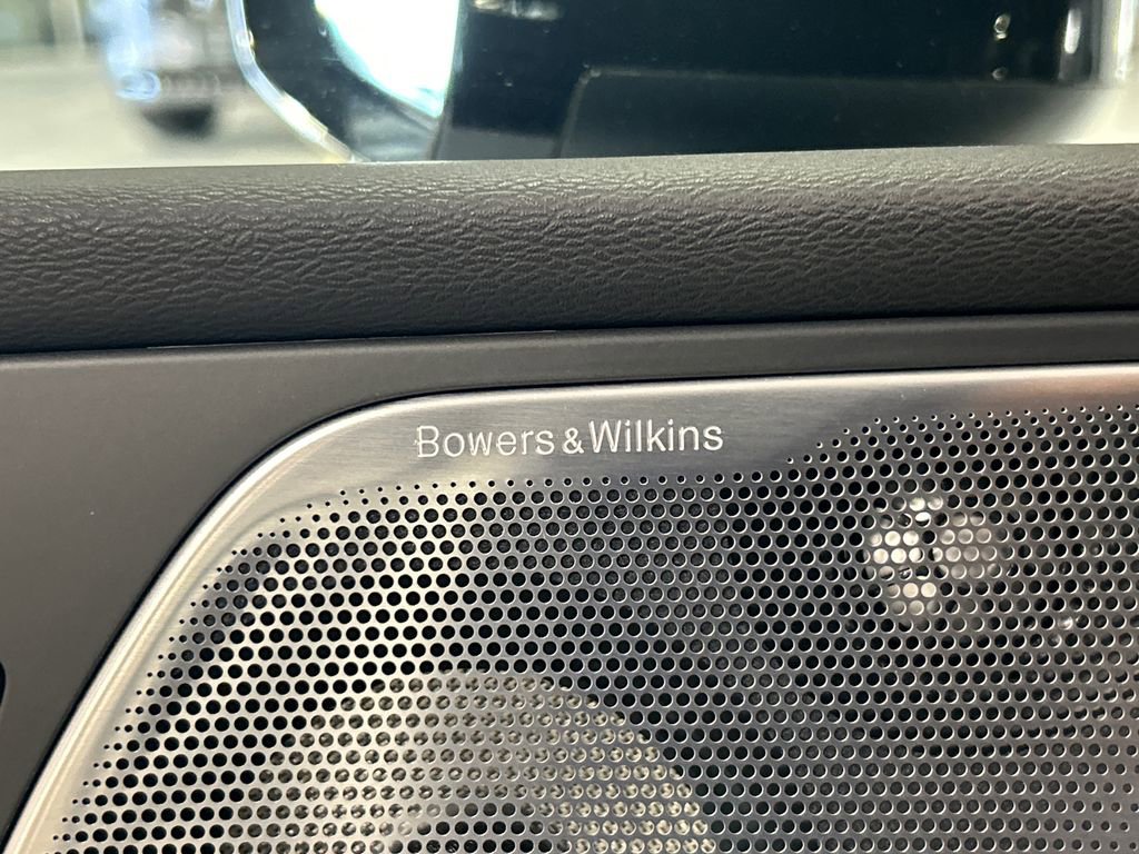 Certified 2024 Volvo XC60 T8 Ultimate w/ Protection Package Premier image 22