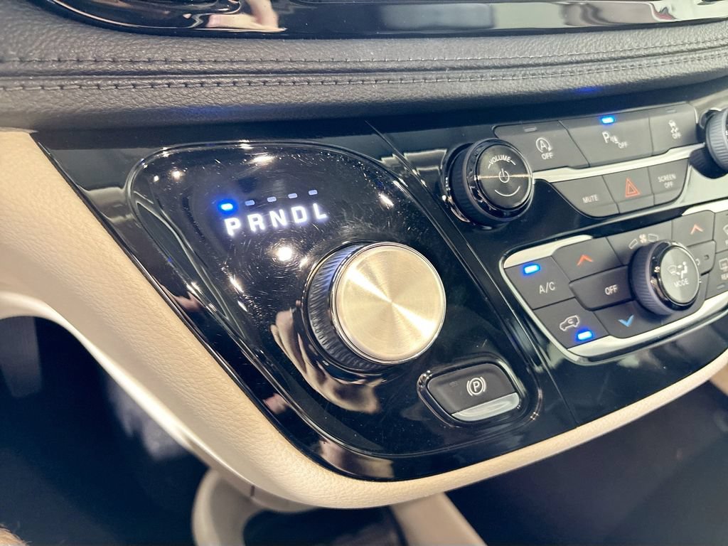 Used 2018 Chrysler Pacifica Limited FWD image 18