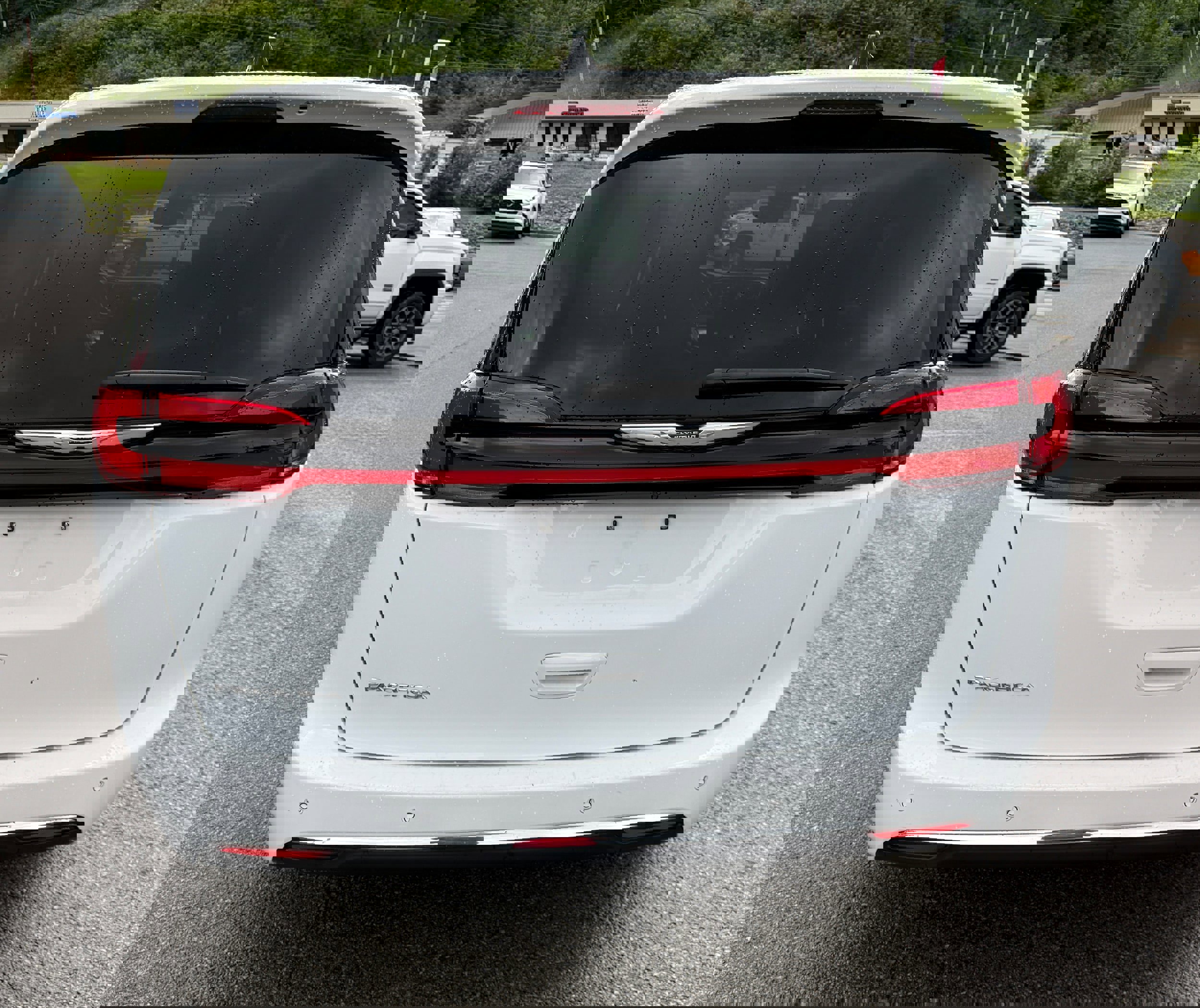 Used 2023 Chrysler Pacifica Touring-L image 8