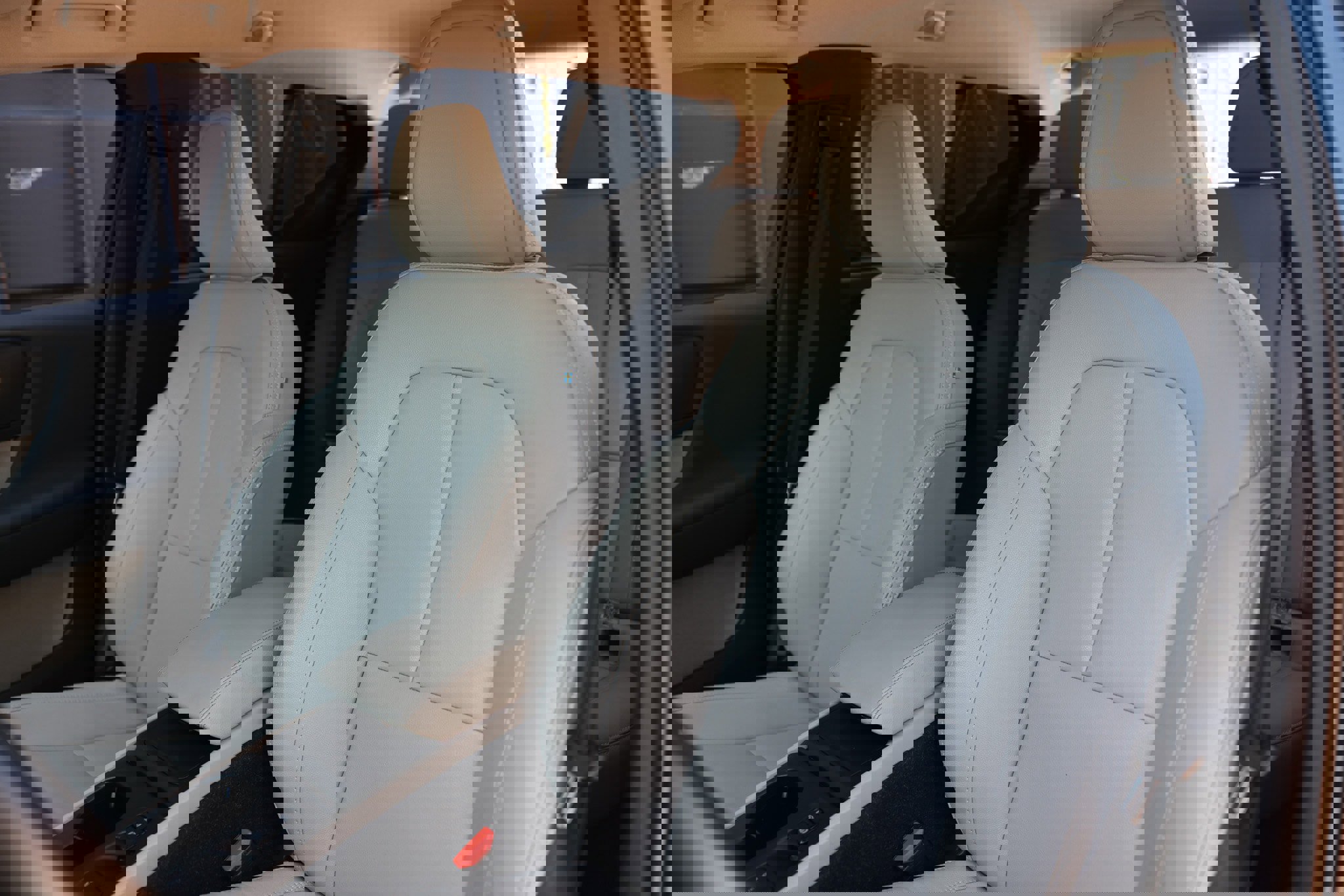 Used 2021 Volvo XC40 T4 Momentum w/ Protection Package Premier image 9