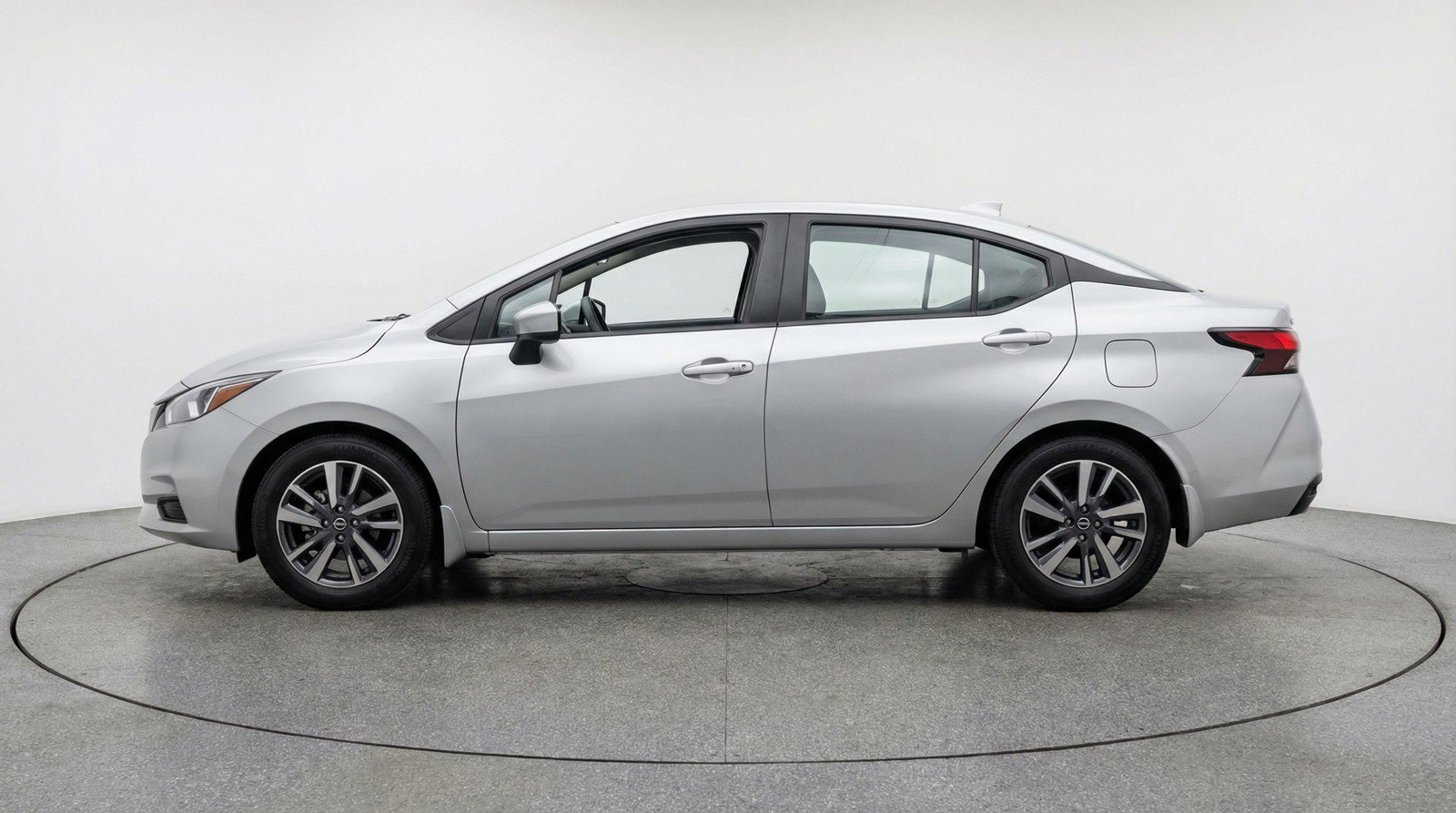 Used 2025 Nissan Versa SV image 5