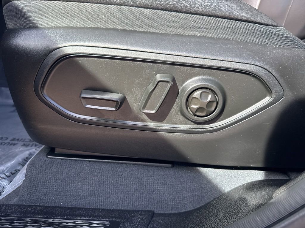 Used 2023 Jeep Grand Cherokee L Limited w/ Black Appearance Package image 26