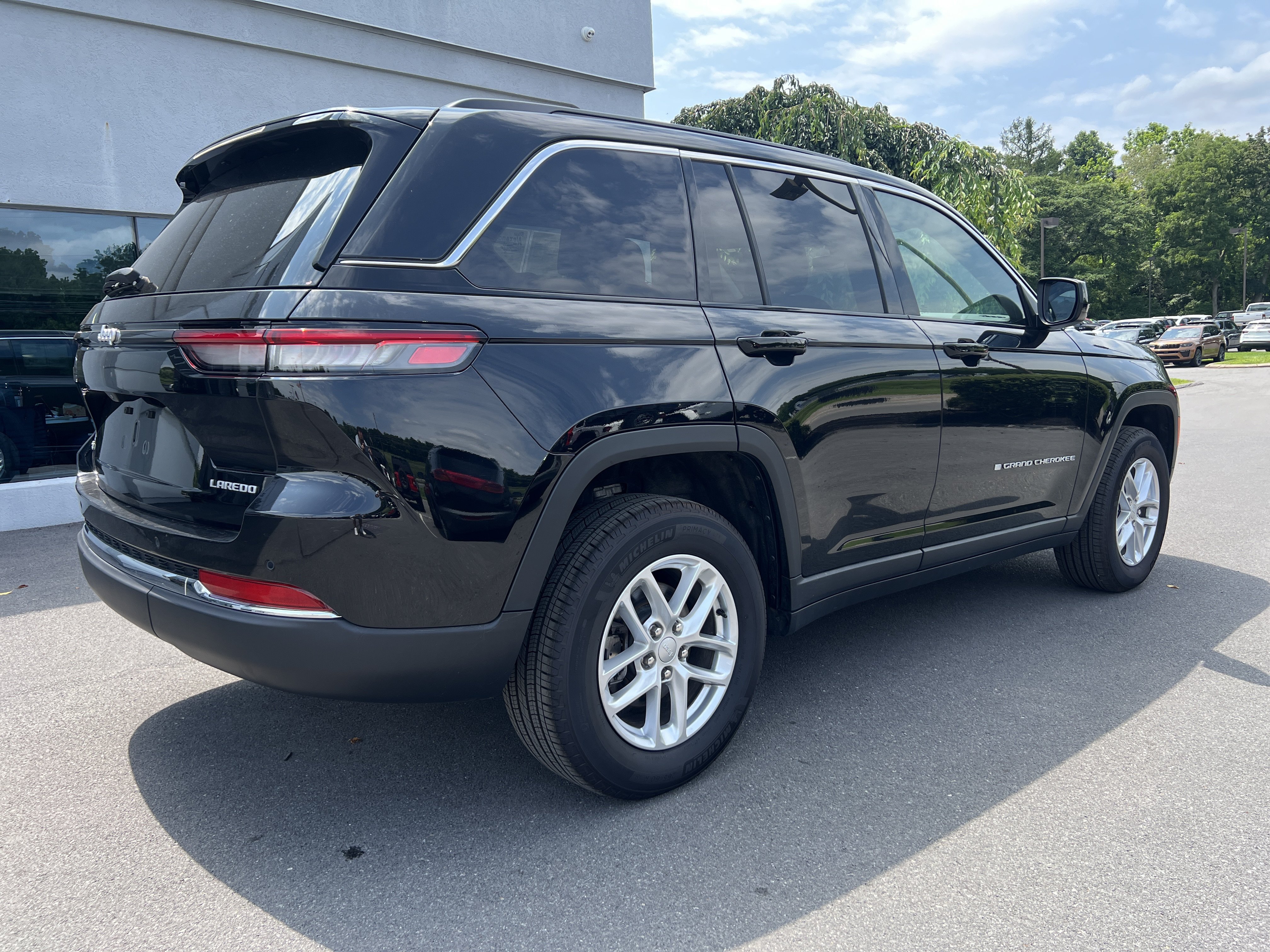 Certified 2025 Jeep Grand Cherokee Laredo X w/ Luxury Tech Group I AWD/4WD video 3