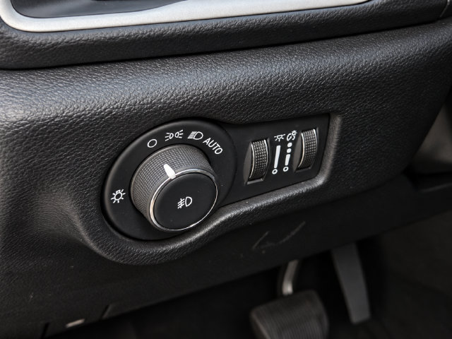 Used 2020 Chrysler Pacifica Touring-L w/ S Appearance Package FWD image 21