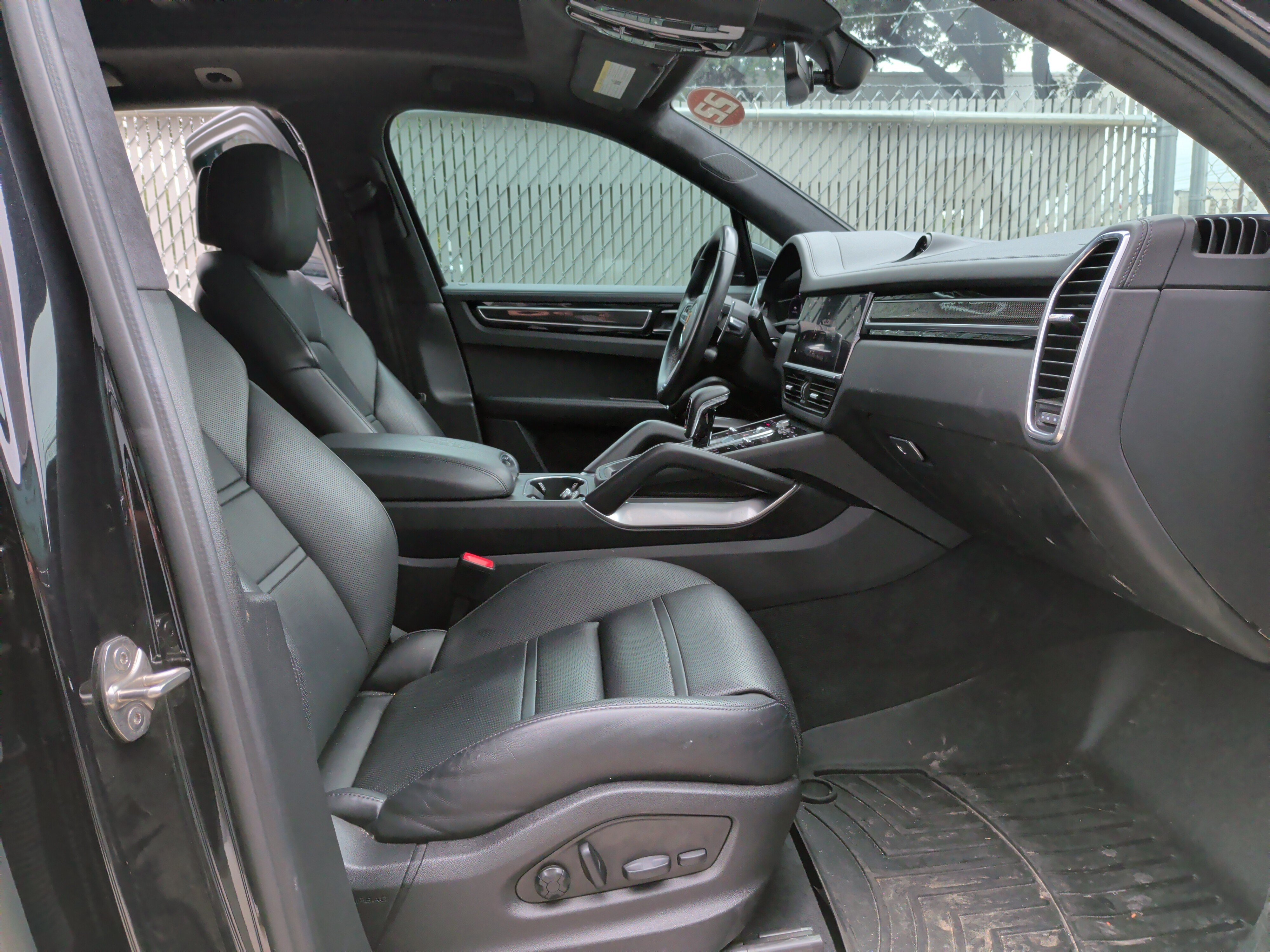 Used 2022 Porsche Cayenne Turbo AWD/4WD image 34