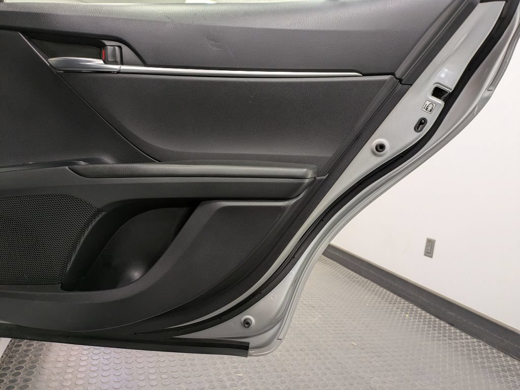 Used 2018 Toyota Camry SE FWD image 26