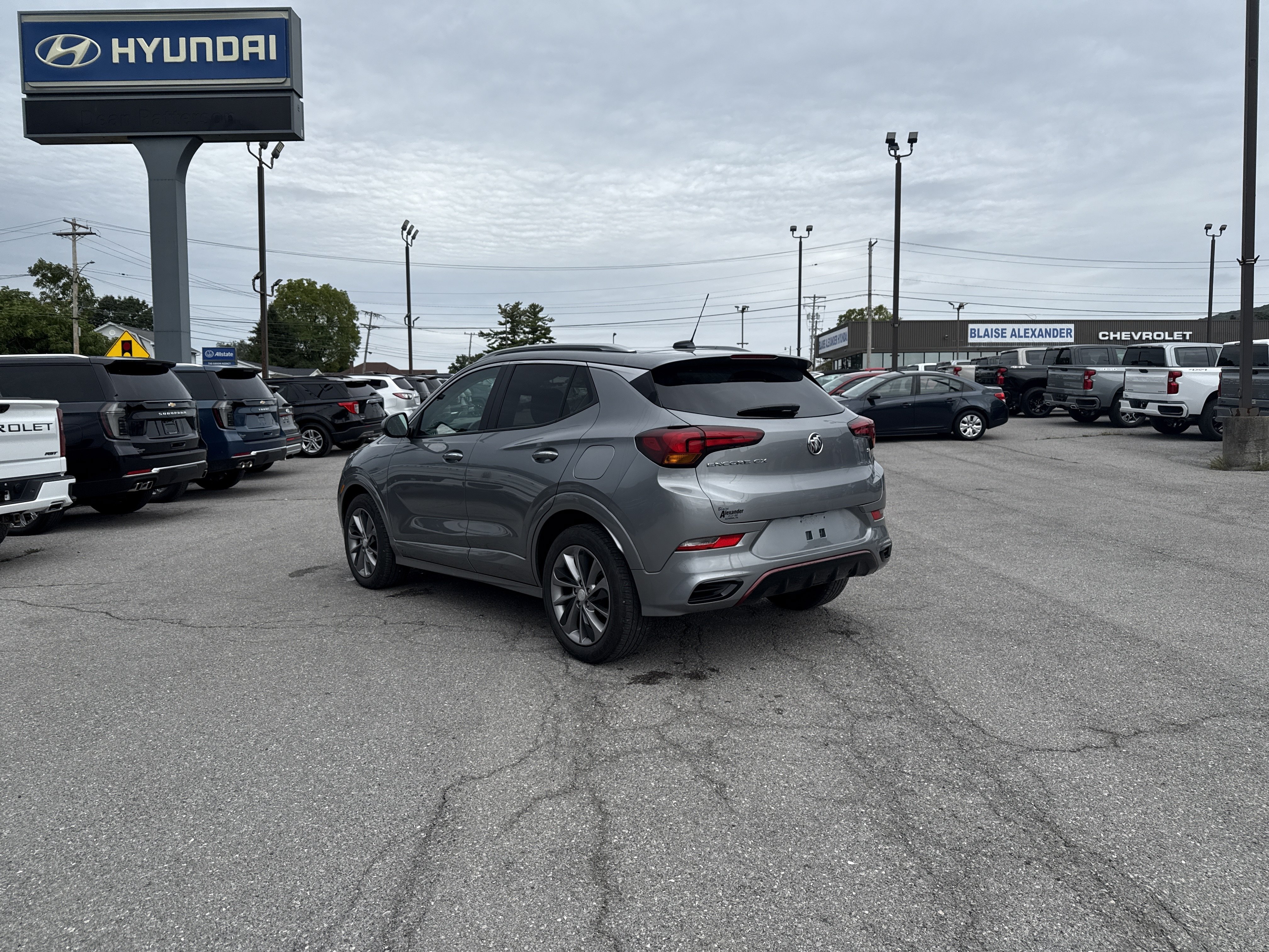 Used 2023 Buick Encore GX Select w/ Sport Touring Package FWD image 5