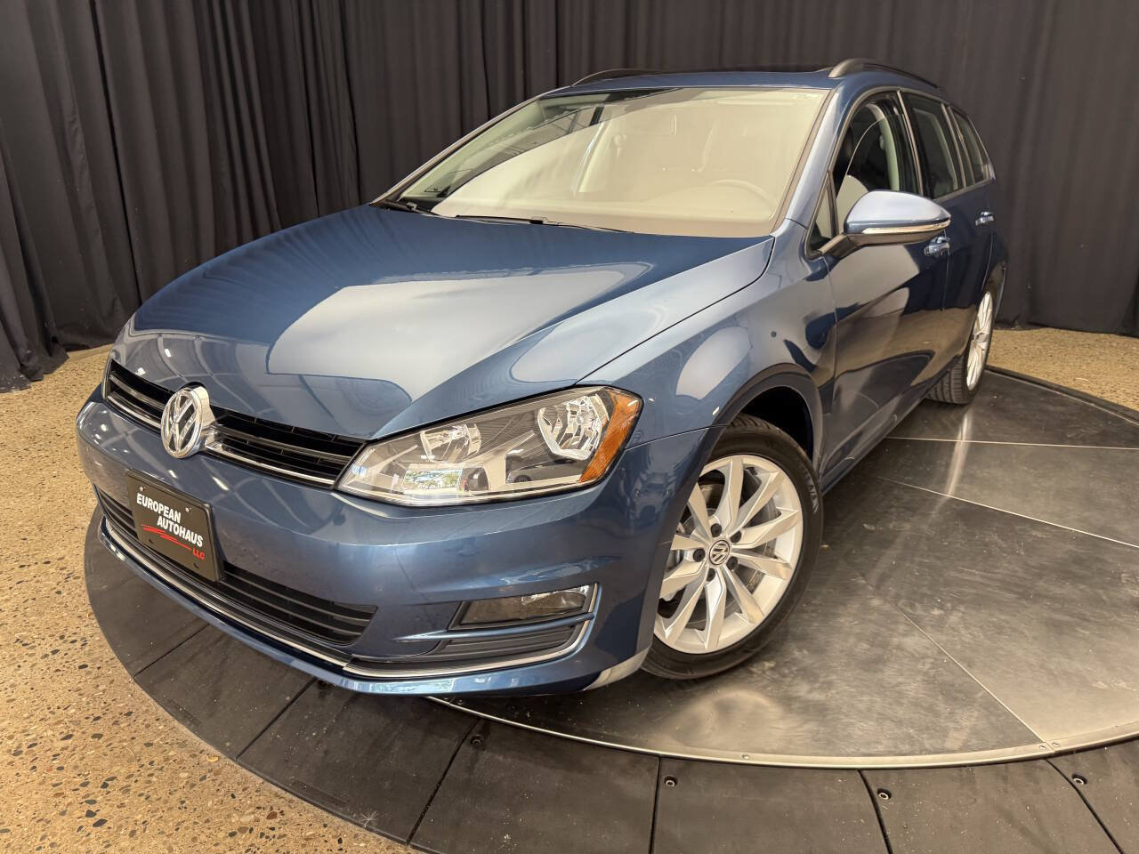 Used 2017 Volkswagen Golf SEL FWD image 3