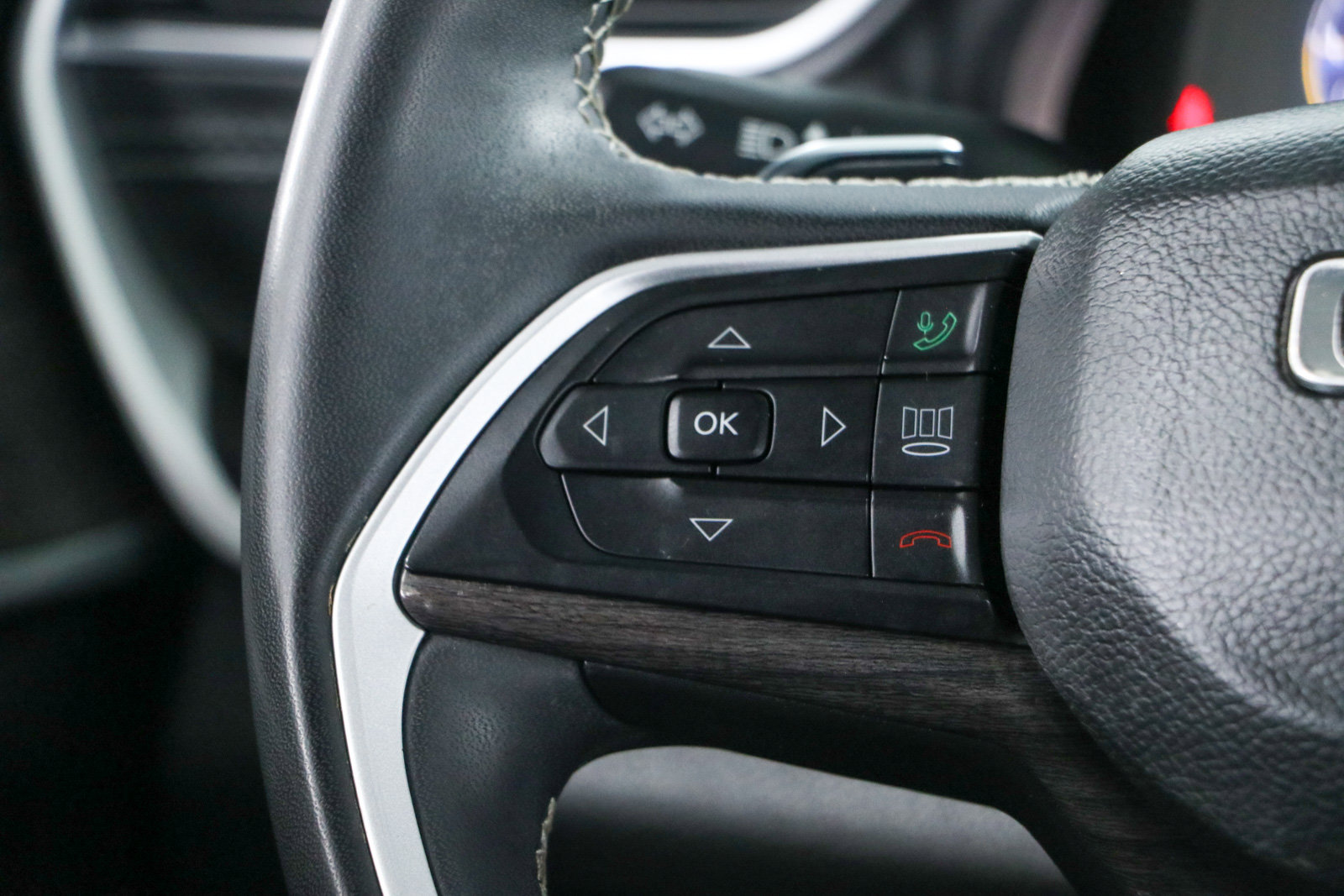 Used 2023 Jeep Grand Cherokee Limited AWD/4WD image 13