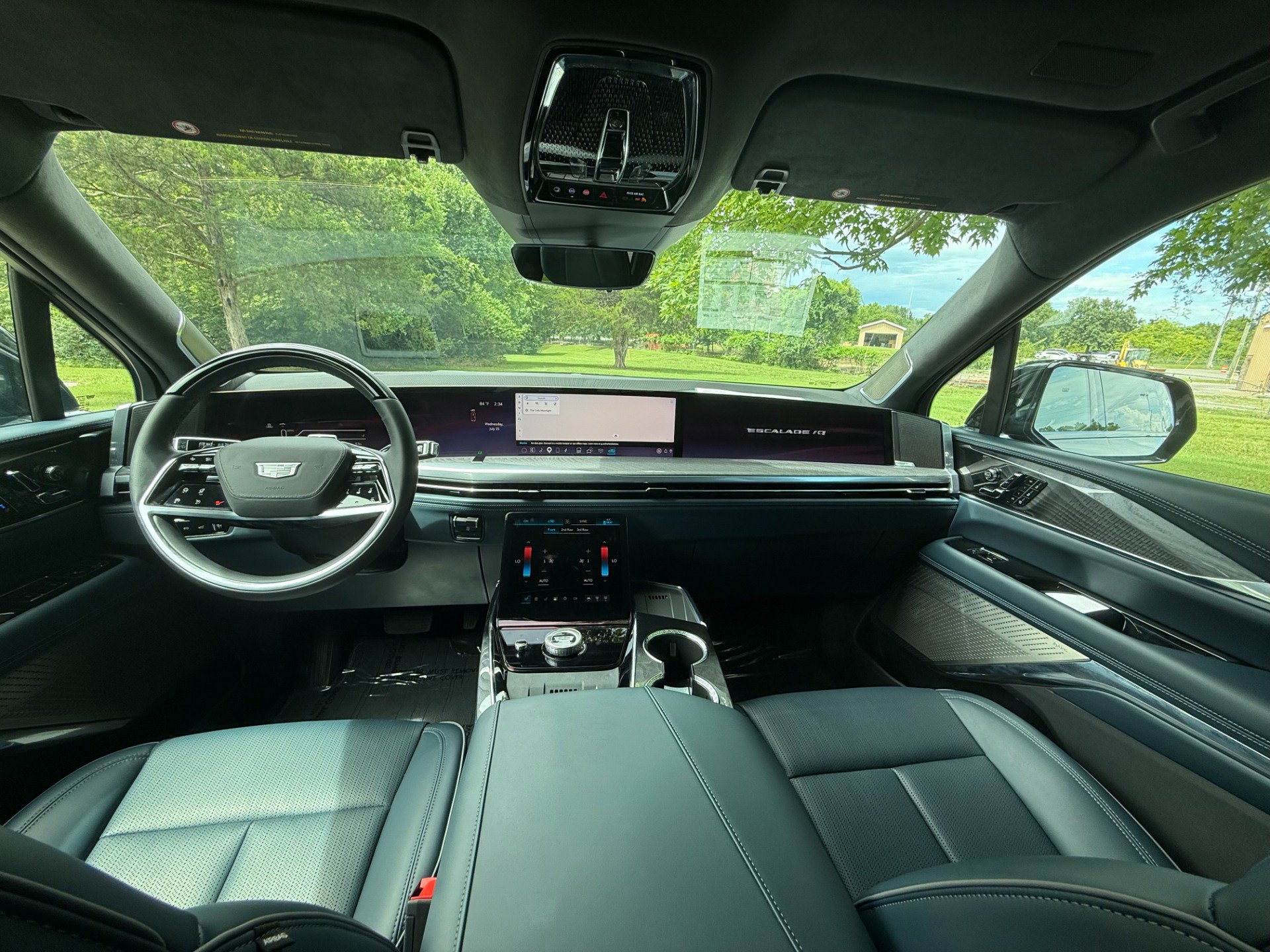 Used 2025 Cadillac Escalade IQ Luxury 2 w/ LPO, Premium Carpet Package AWD/4WD image 17