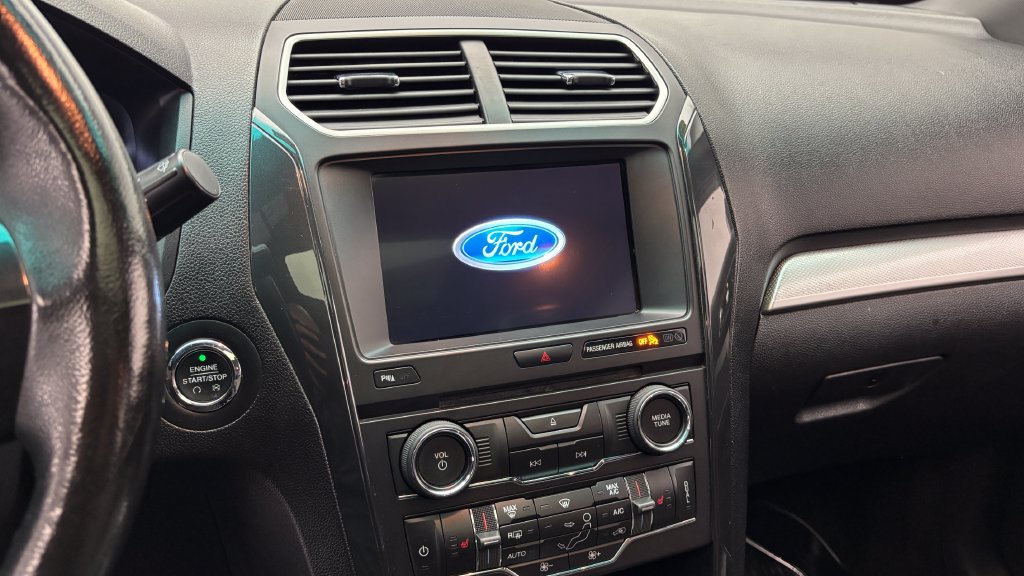 Used 2017 Ford Explorer XLT w/ Equipment Group 202A AWD/4WD image 22
