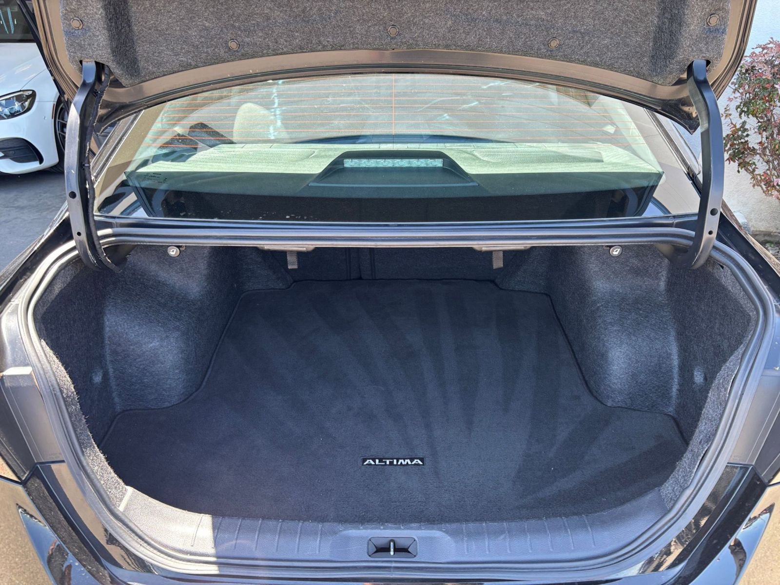 Used 2025 Nissan Altima 2.5 SV FWD image 32