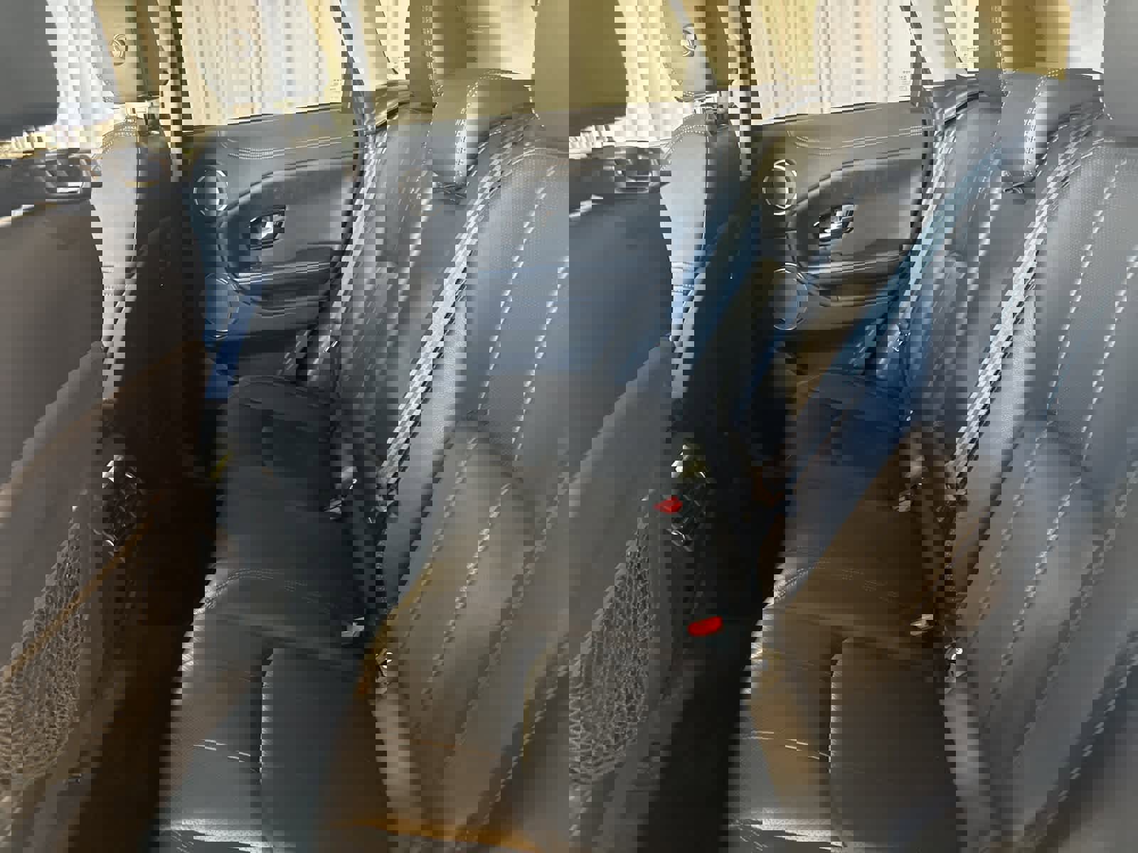 Used 2019 Land Rover Range Rover Evoque SE image 15