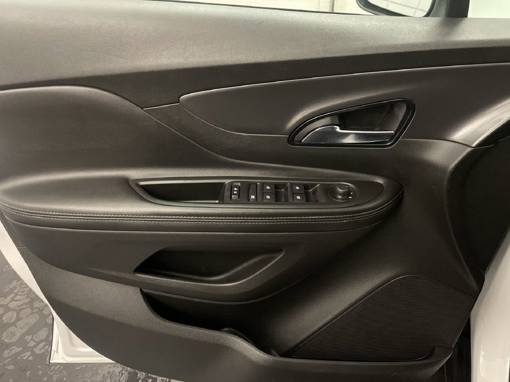 Used 2021 Buick Encore Preferred AWD/4WD image 14
