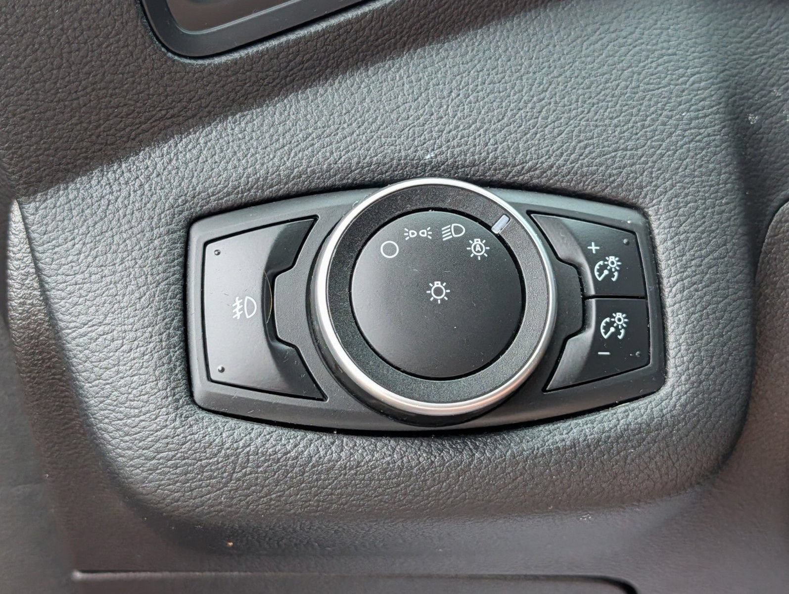Used 2015 Ford Escape SE FWD image 9