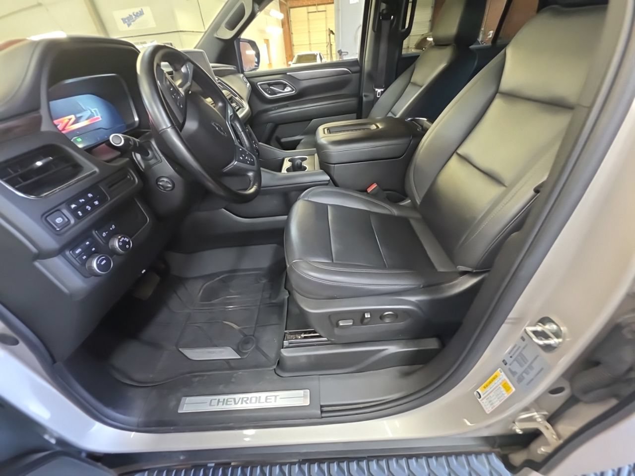 Used 2023 Chevrolet Tahoe Z71 w/ Luxury Package AWD/4WD image 10