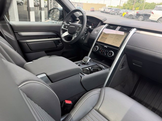 Used 2024 Land Rover Discovery Dynamic SE AWD/4WD image 38