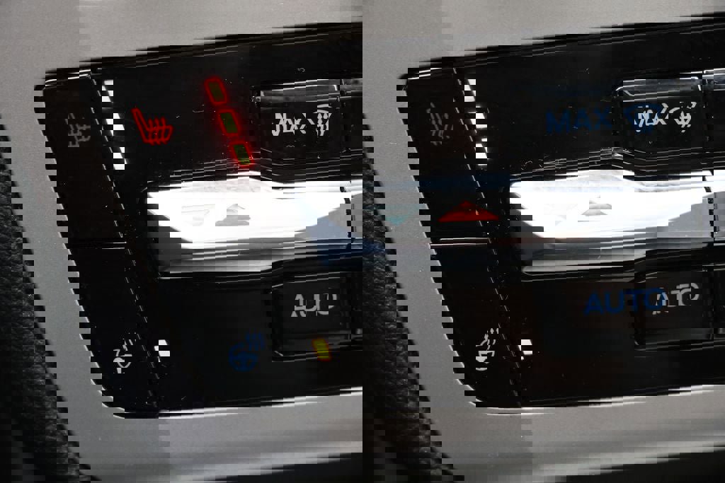 Used 2023 Ford Explorer XLT w/ Equipment Group 202A image 25