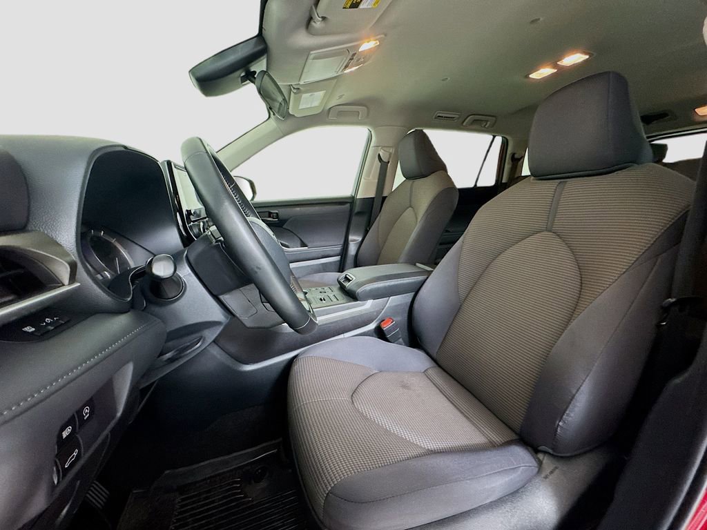 Used 2023 Toyota Highlander LE image 8