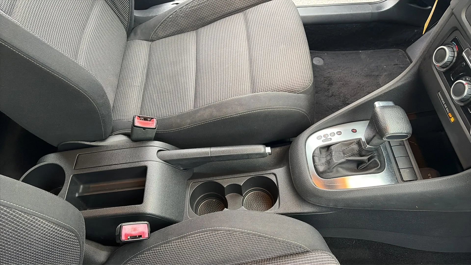 Used 2010 Volkswagen Golf 4-Door image 32