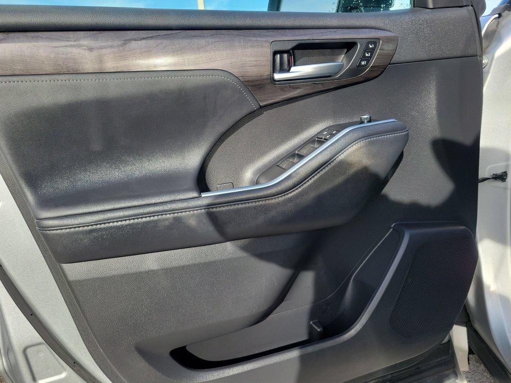 Used 2021 Toyota Highlander Platinum FWD image 11