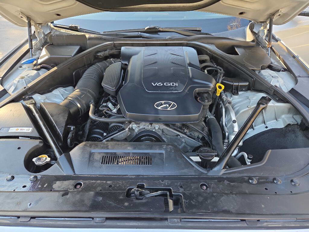 Used 2015 Hyundai Genesis 3.8 w/ Option Group 03 RWD image 9