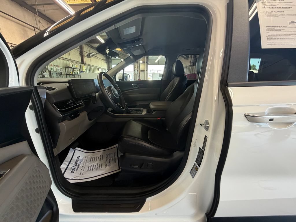 Used 2025 Kia Carnival FWD image 11