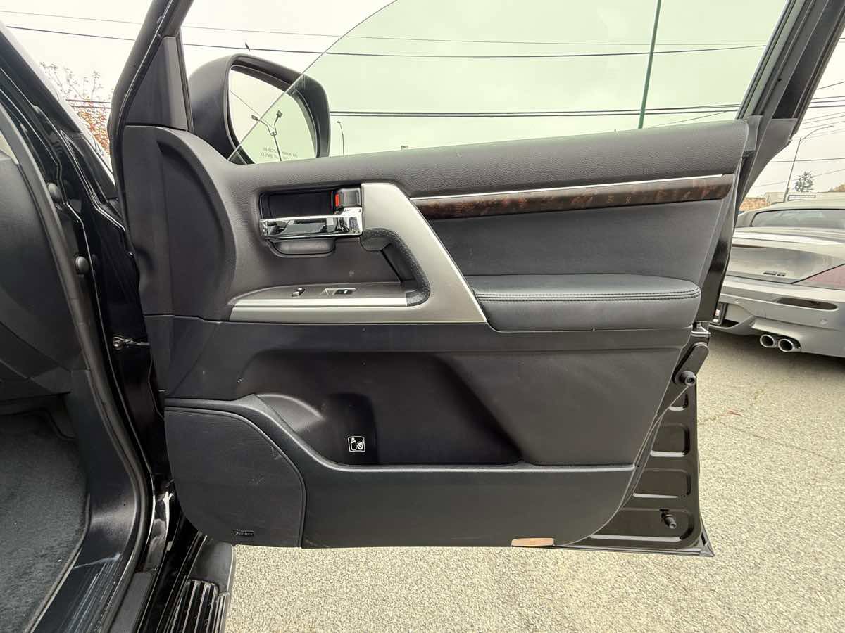 Used 2015 Toyota Land Cruiser image 40