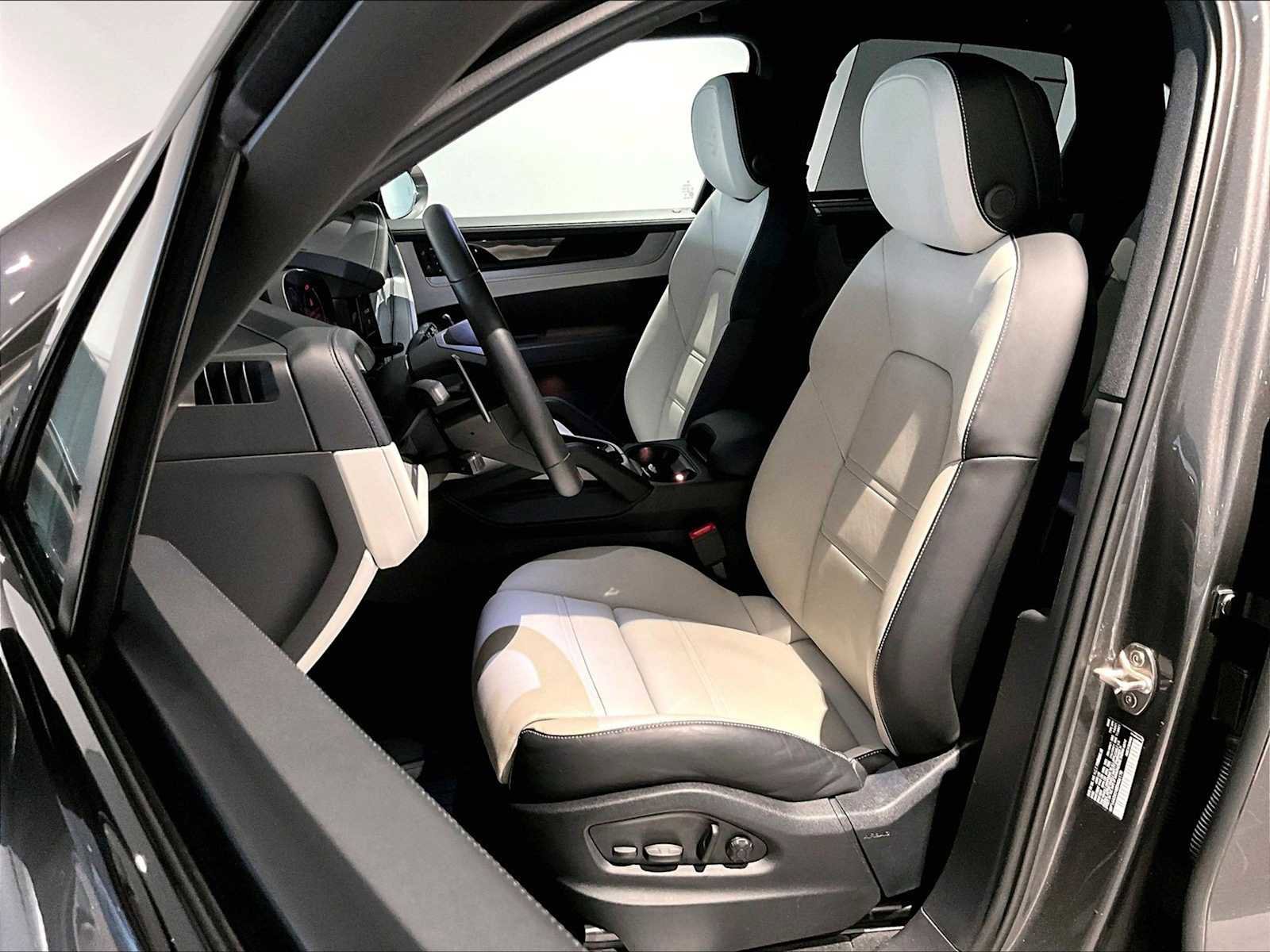 Used 2025 Porsche Cayenne image 8
