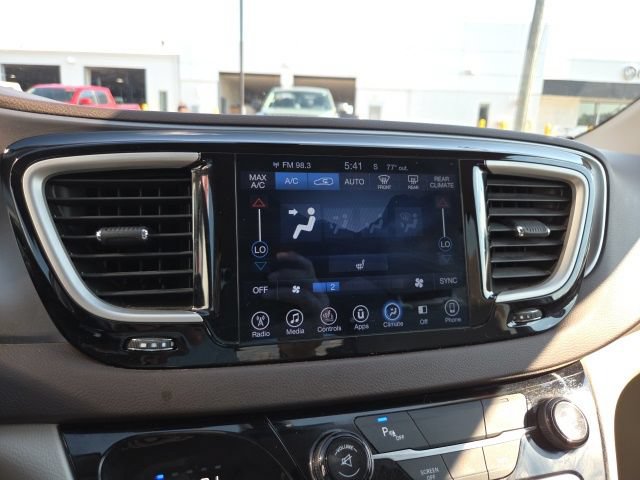 Used 2017 Chrysler Pacifica Touring-L FWD image 14