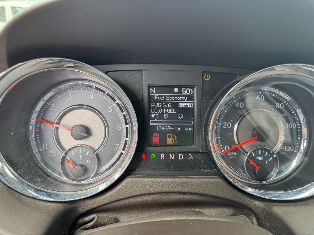 Used 2014 Chrysler Town & Country Touring-L FWD image 17