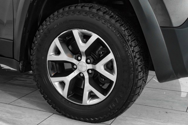 Used 2017 Jeep Cherokee Trailhawk w/ Cold Weather Group image 47