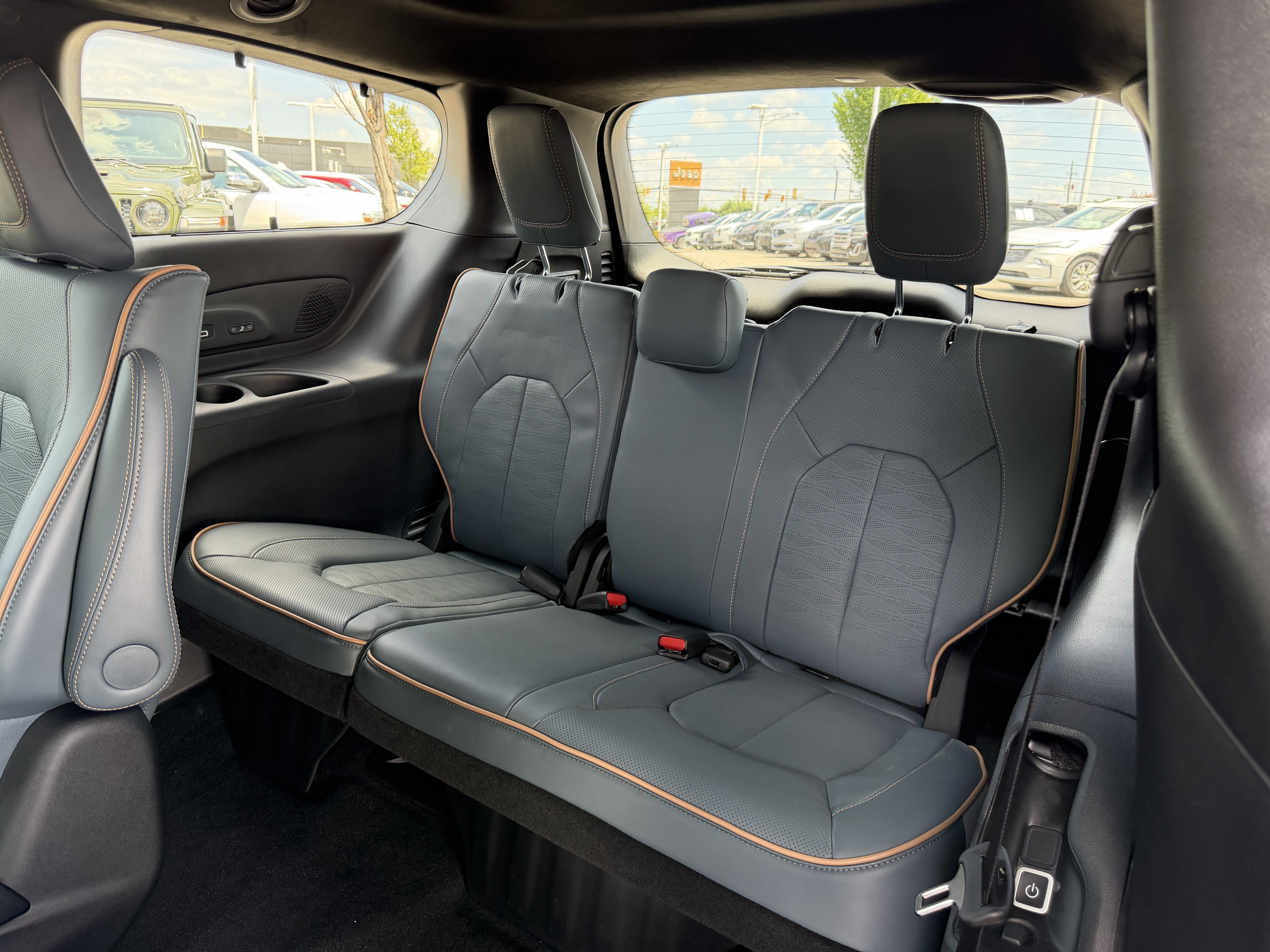 New 2027 Chrysler Pacifica Pinnacle w/ Theater Group FWD image 36